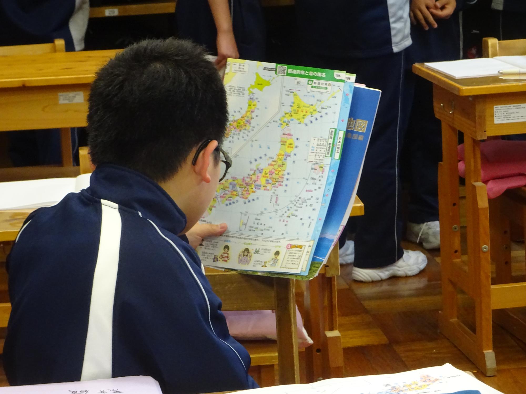 地図帳で覚える生徒