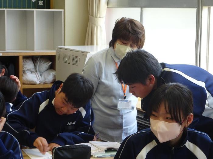 交流する男子2人