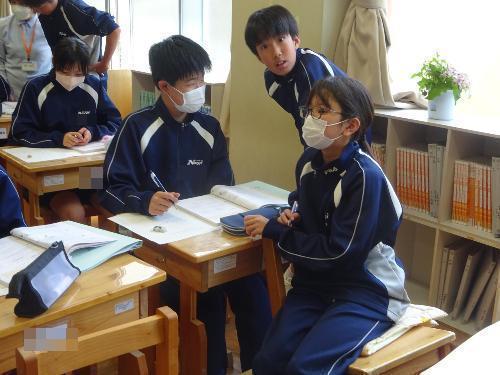 ノートを見ながら確認する男女