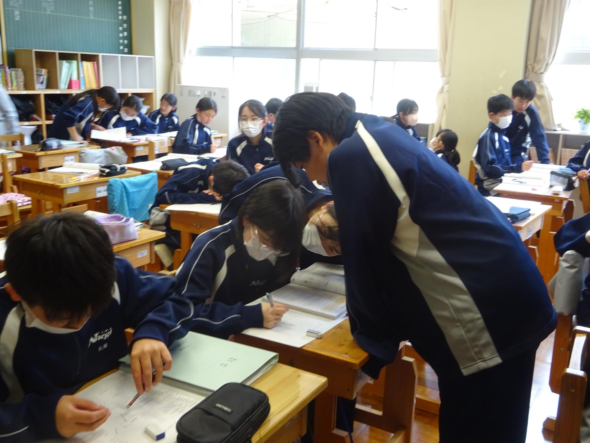 ノートを見ながら確認する男女