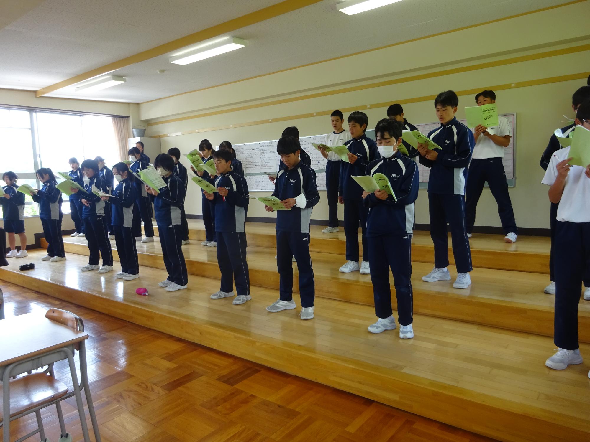 合唱する生徒たち