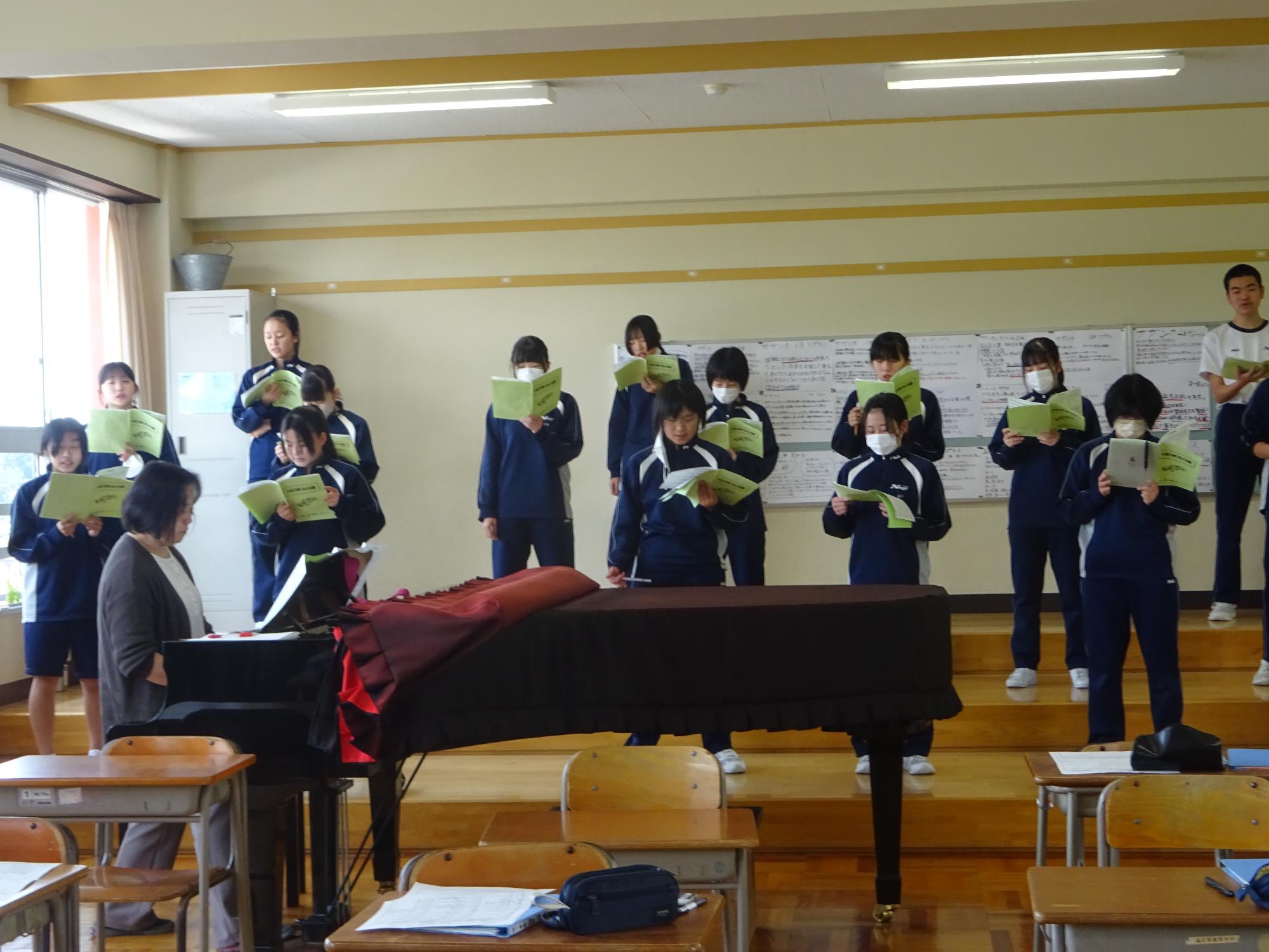 合唱する女子生徒たち
