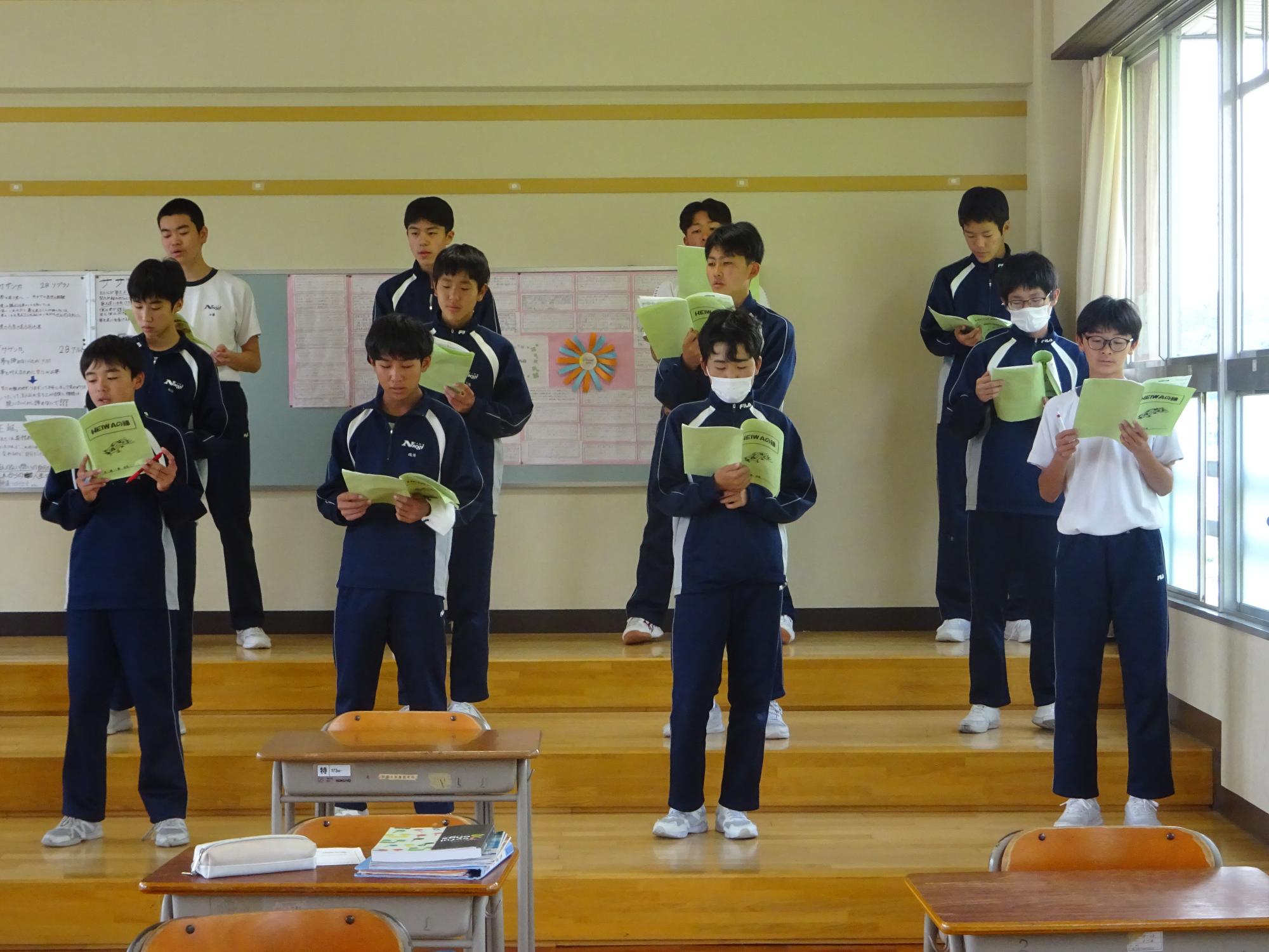 合唱する男子生徒たち