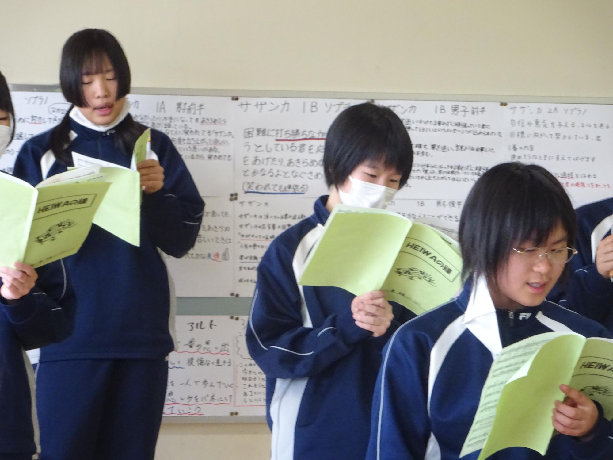 歌う女子生徒