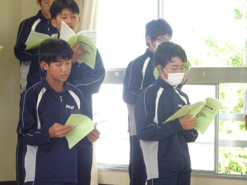 歌う男子生徒