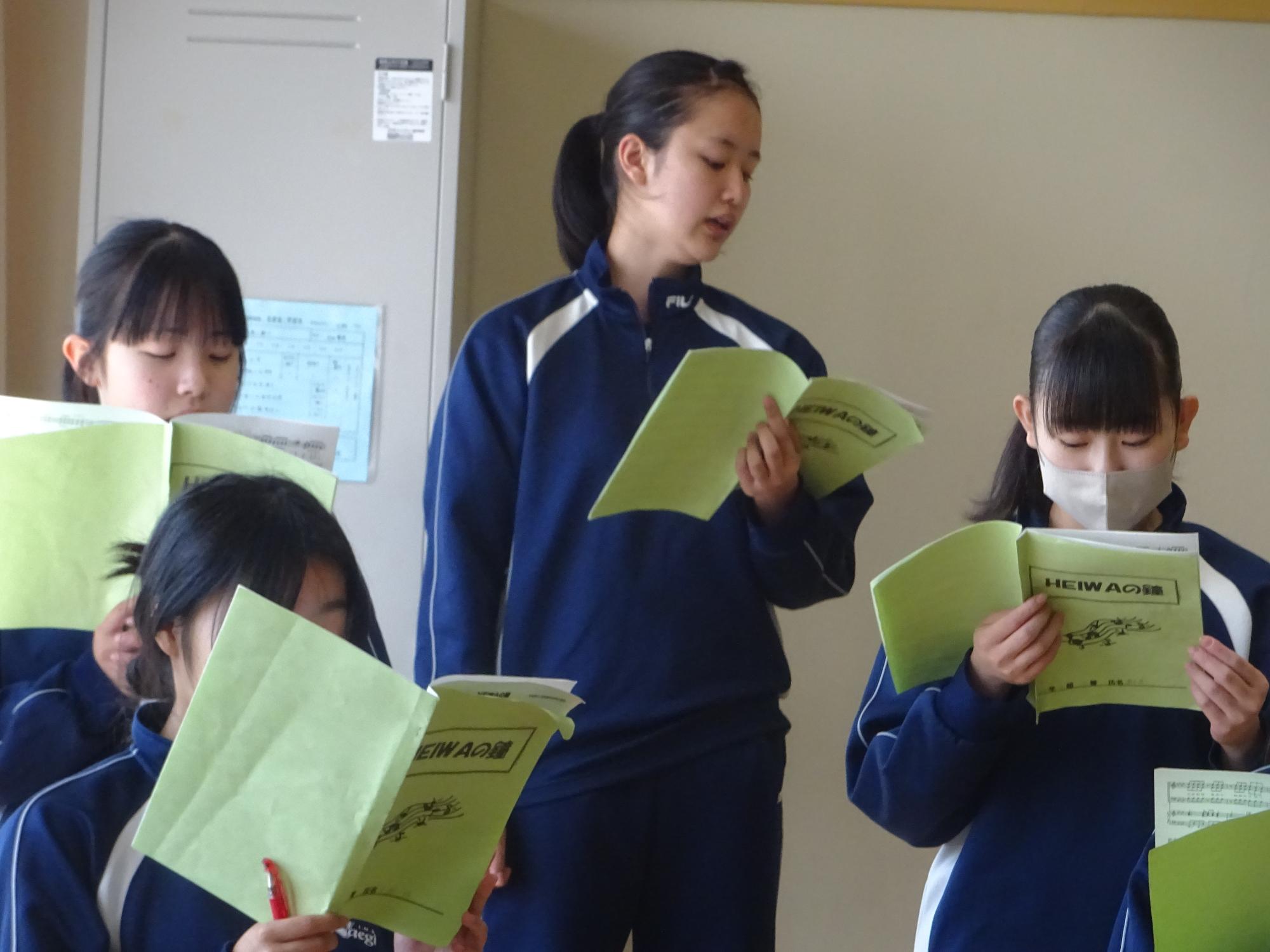 歌う女子生徒