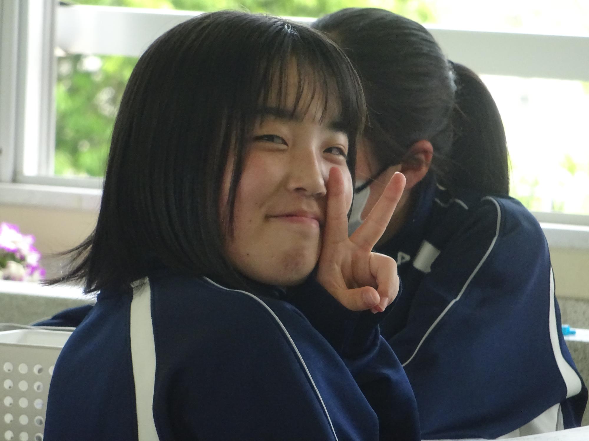 ピースする生徒たち