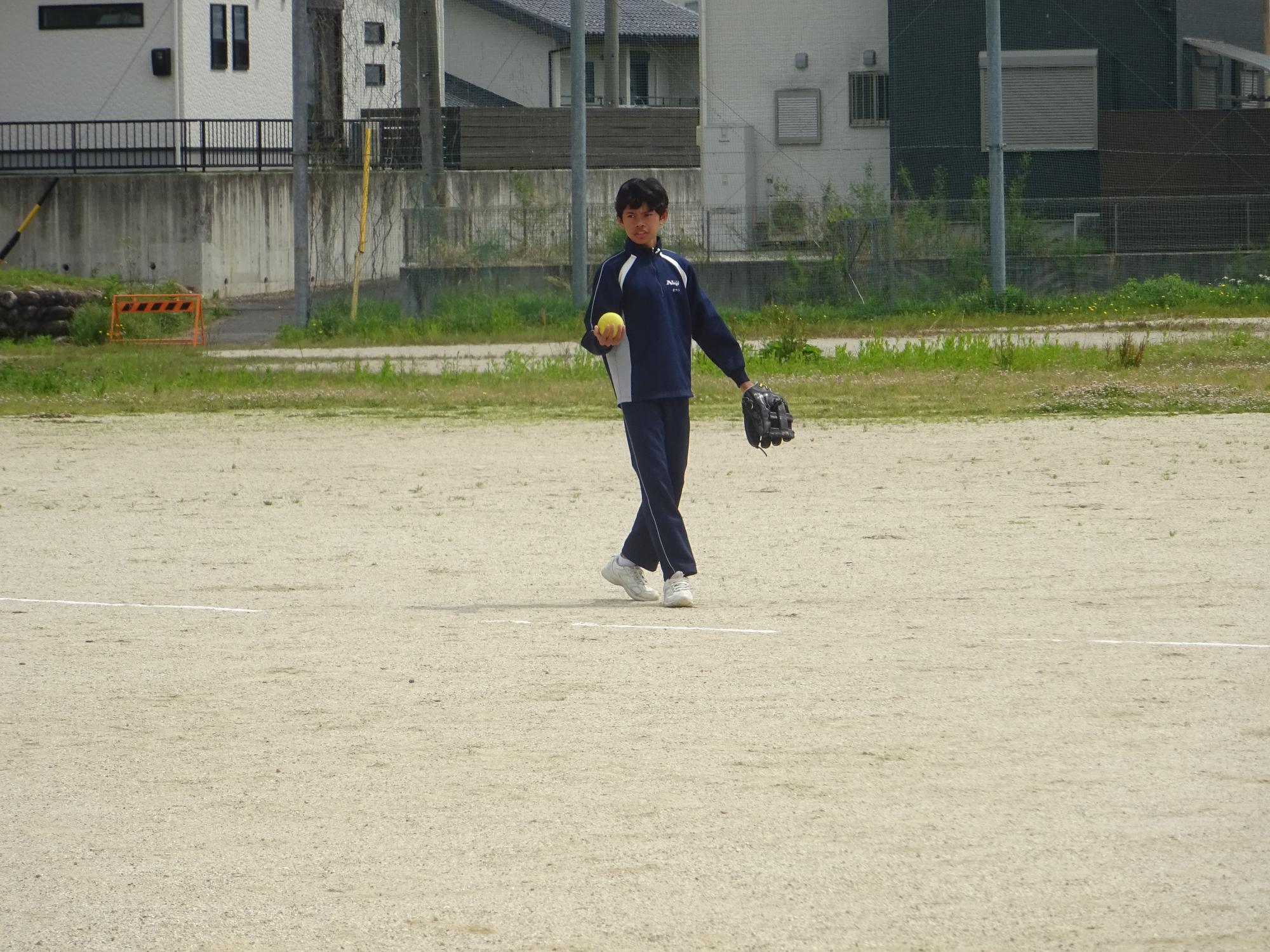 投げようとする生徒