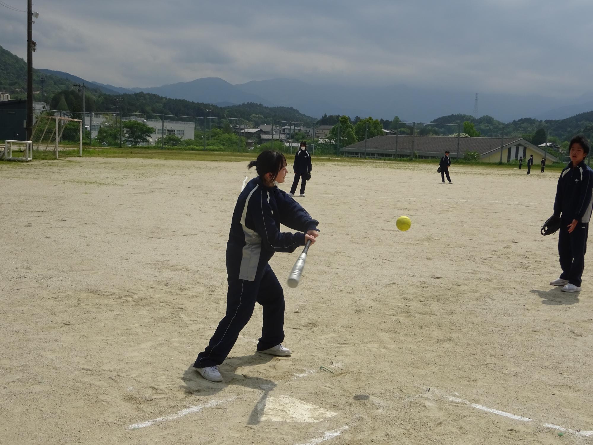 試合で打つ女子生徒