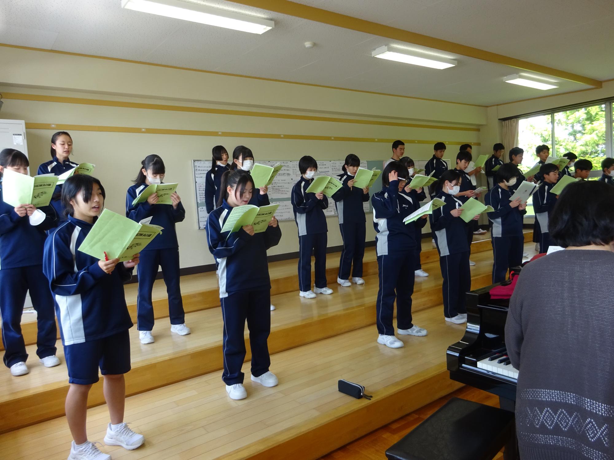 合唱する生徒たち