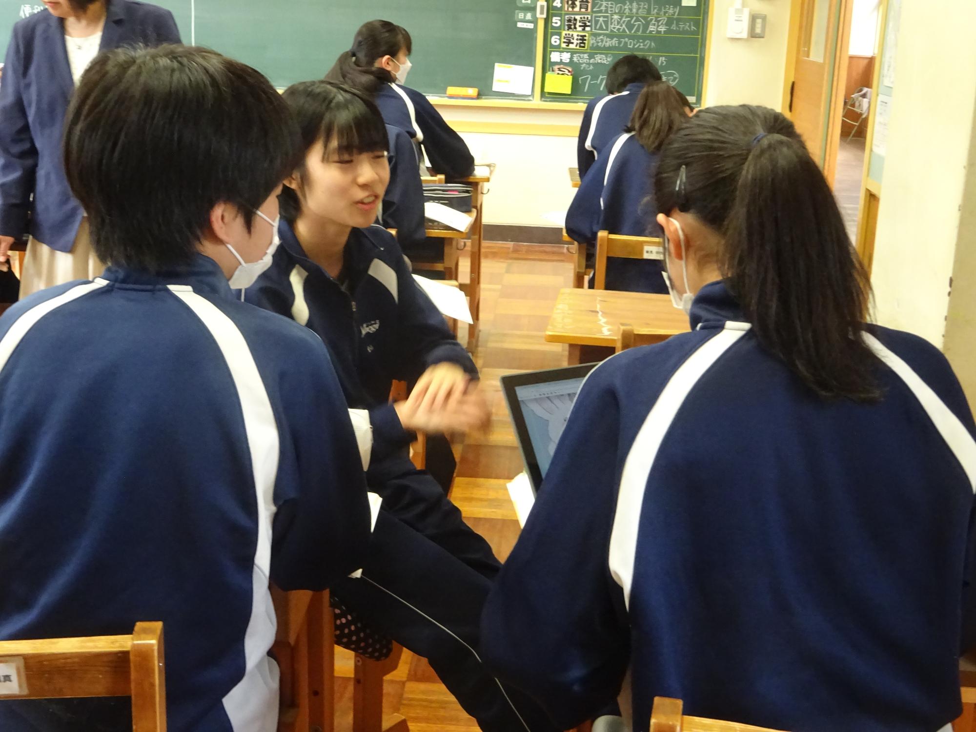 意見交流する生徒
