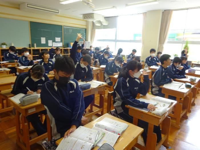 挙手する生徒たち