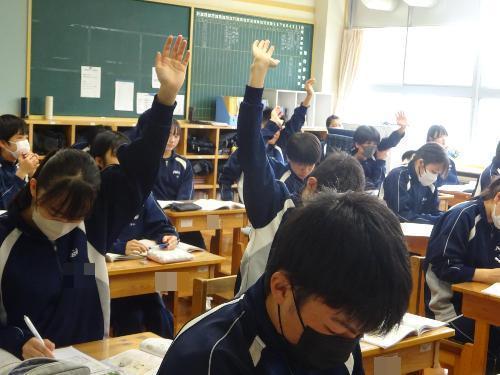 挙手する生徒たち
