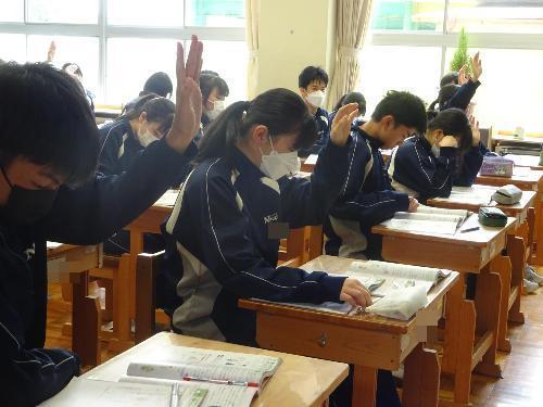 挙手する生徒たち