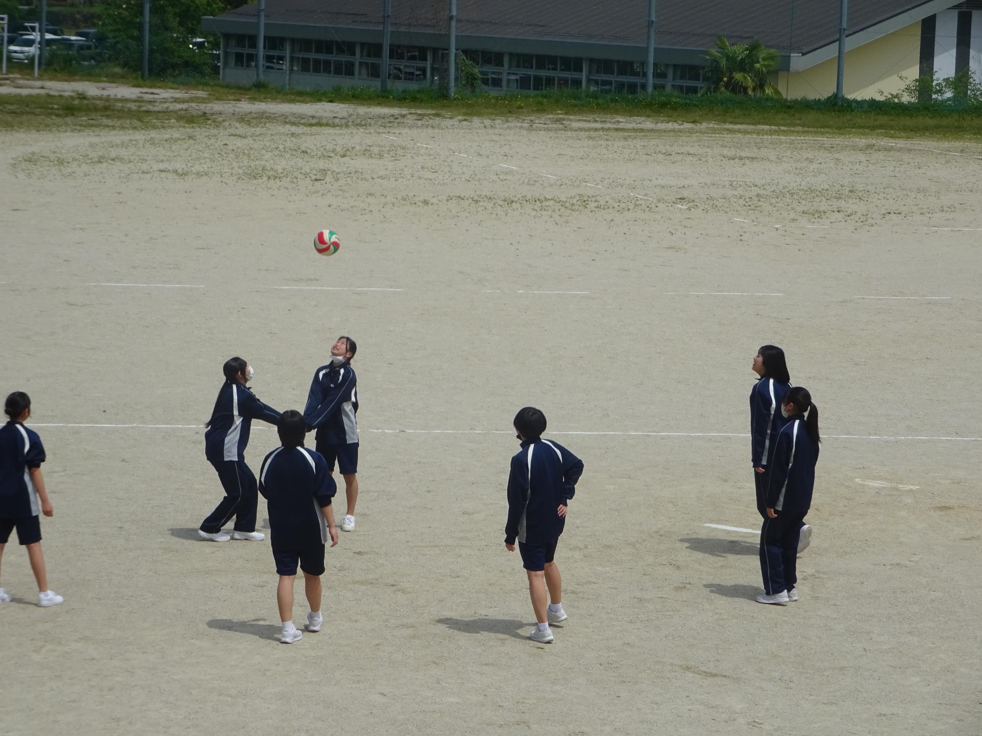 バレーボールをする女子生徒たち