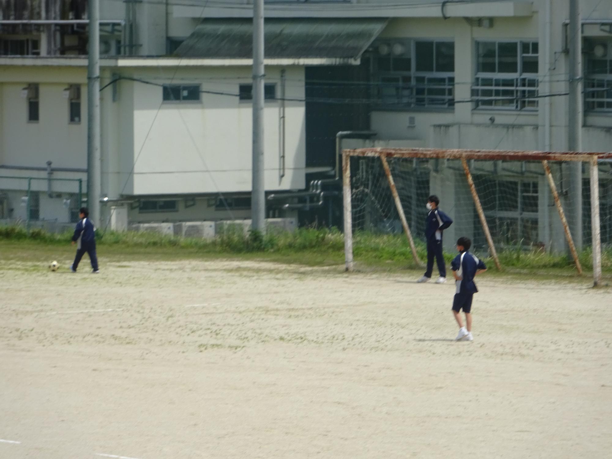サッカーをする男子生徒たち