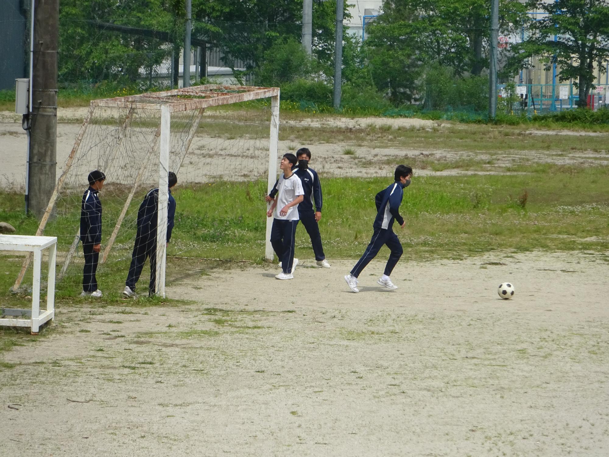 サッカーをする男子生徒たち