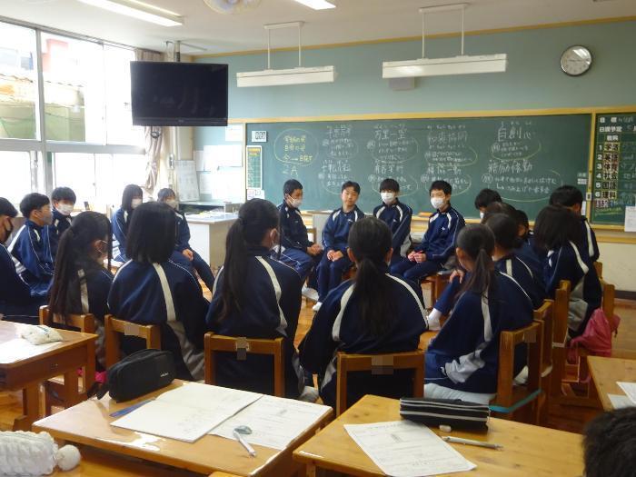教室で円になって話し合う生徒たち