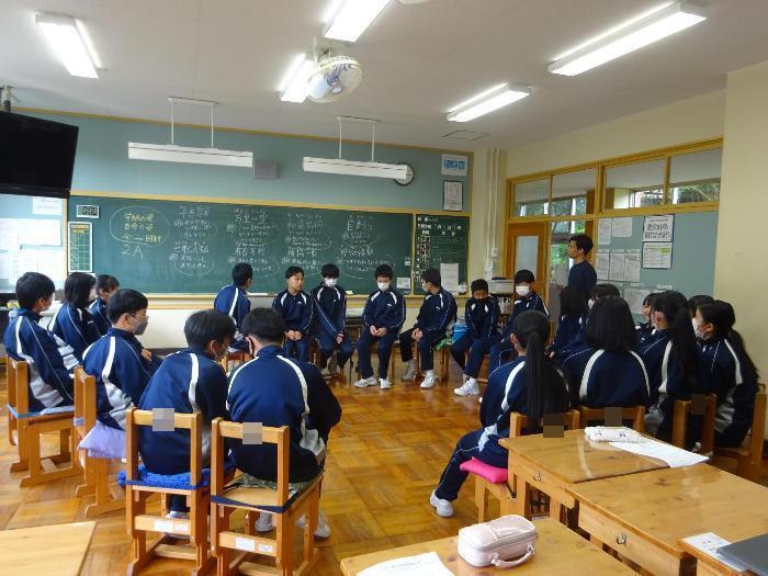 教室で円になって話し合う生徒たち