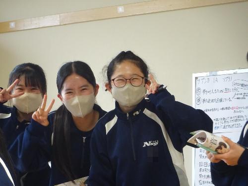 ピースサインの3人娘