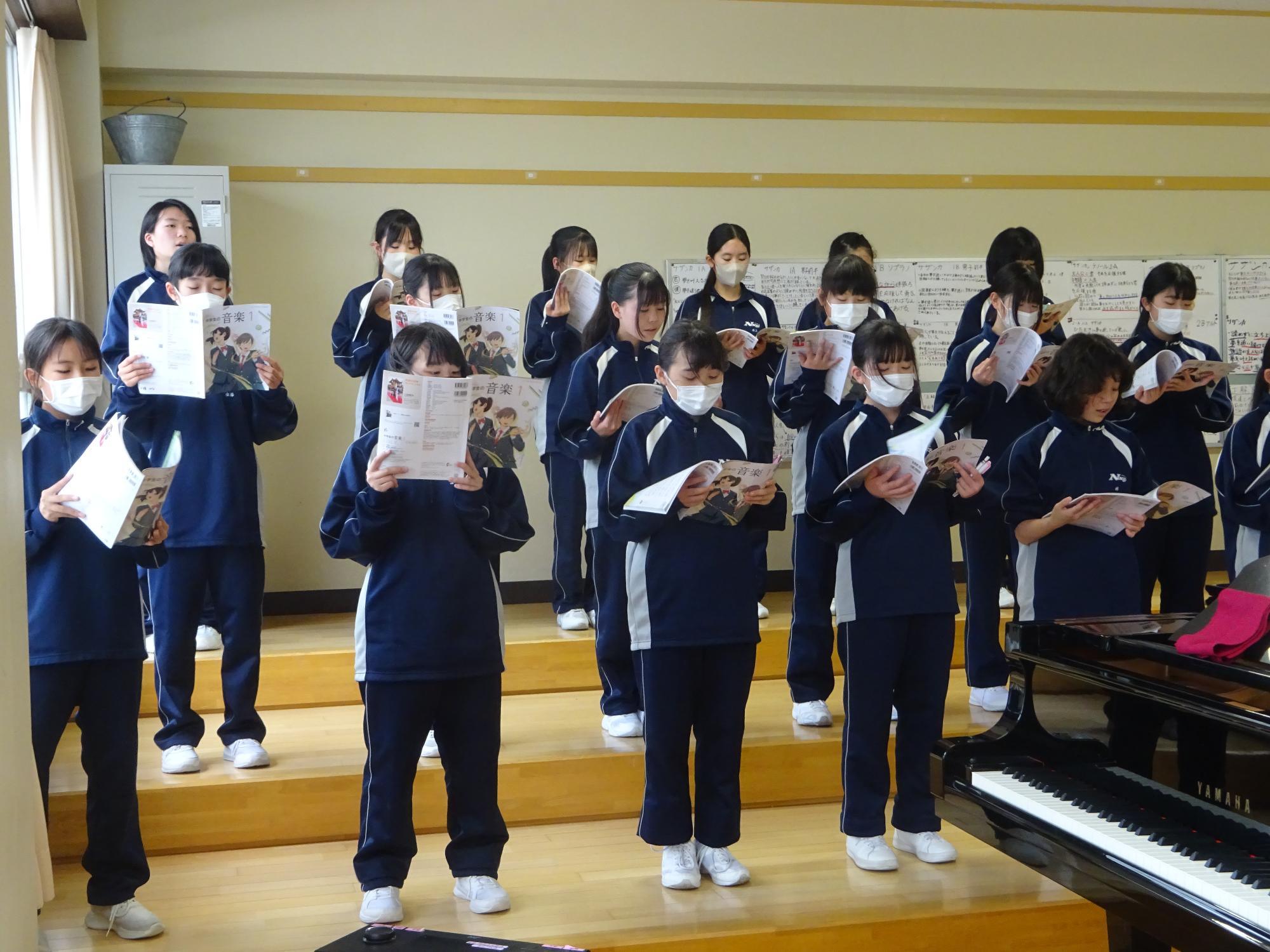 全体での合唱練習の女子