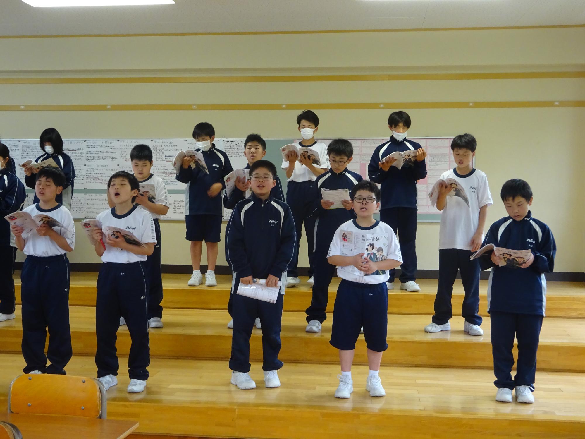 全体での合唱練習の男子