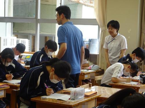 先生2人で机間指導