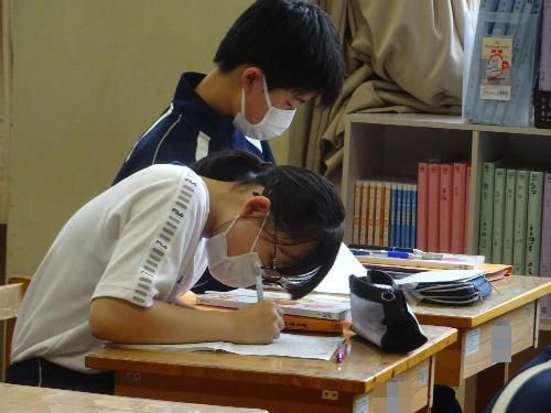 勉強する生徒たち