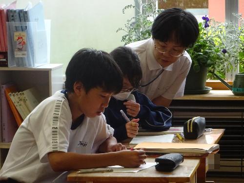 勉強する生徒たち