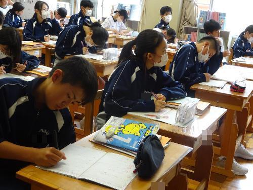 勉強する生徒たち