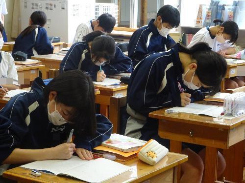 勉強する生徒たち