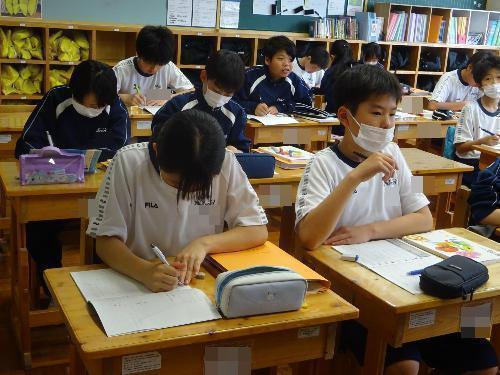 勉強する生徒たち