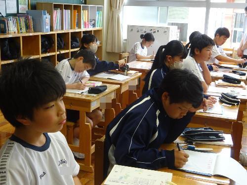 勉強する生徒たち