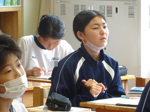 勉強する生徒たち