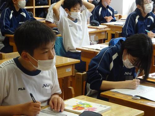 勉強する生徒たち