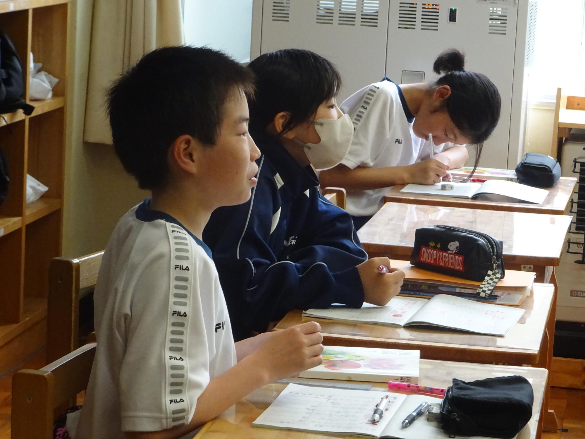 勉強する生徒たち