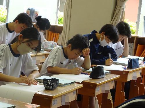 問題を解く生徒たち