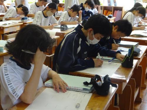 問題を解く生徒たち