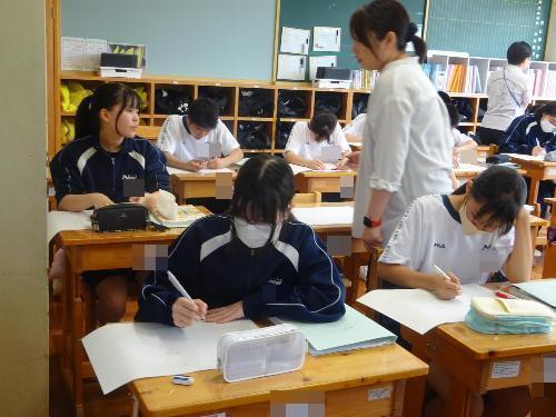 問題を解く生徒たち