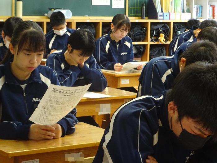 学校通信を読む生徒たち