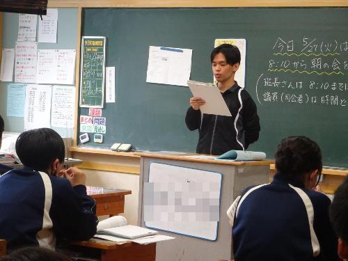 学校通信を読み聞かせる職員