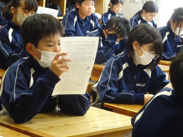 学校通信を読む生徒たち