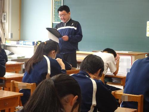 学校通信を読み聞かせる職員