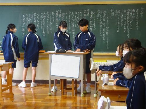 進行するリーダー2人と板書する書記2人
