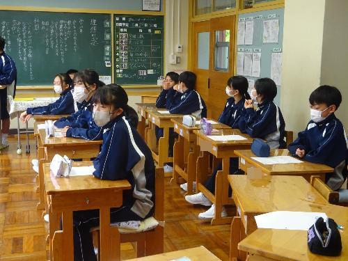 コの字の机の列にして話し合う生徒たち