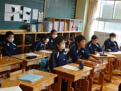 コの字の机の列にして話し合う生徒たち
