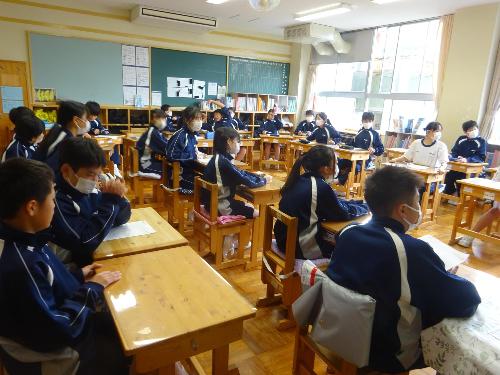 コの字の机の列にして話し合う生徒たち