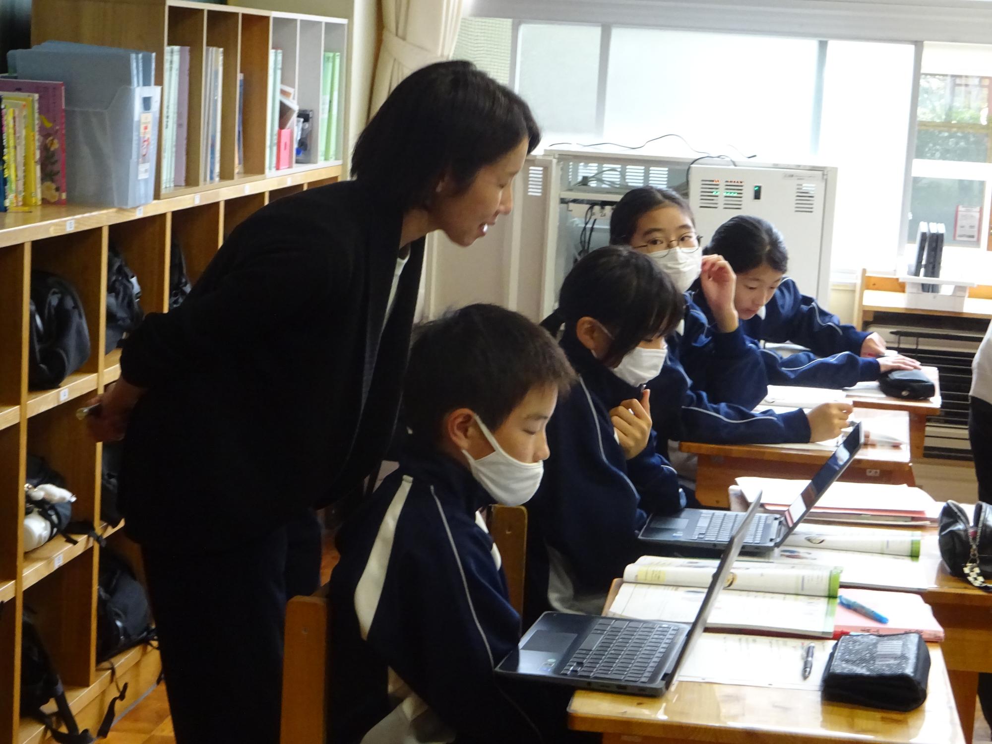 指導をして回る二人目の先生