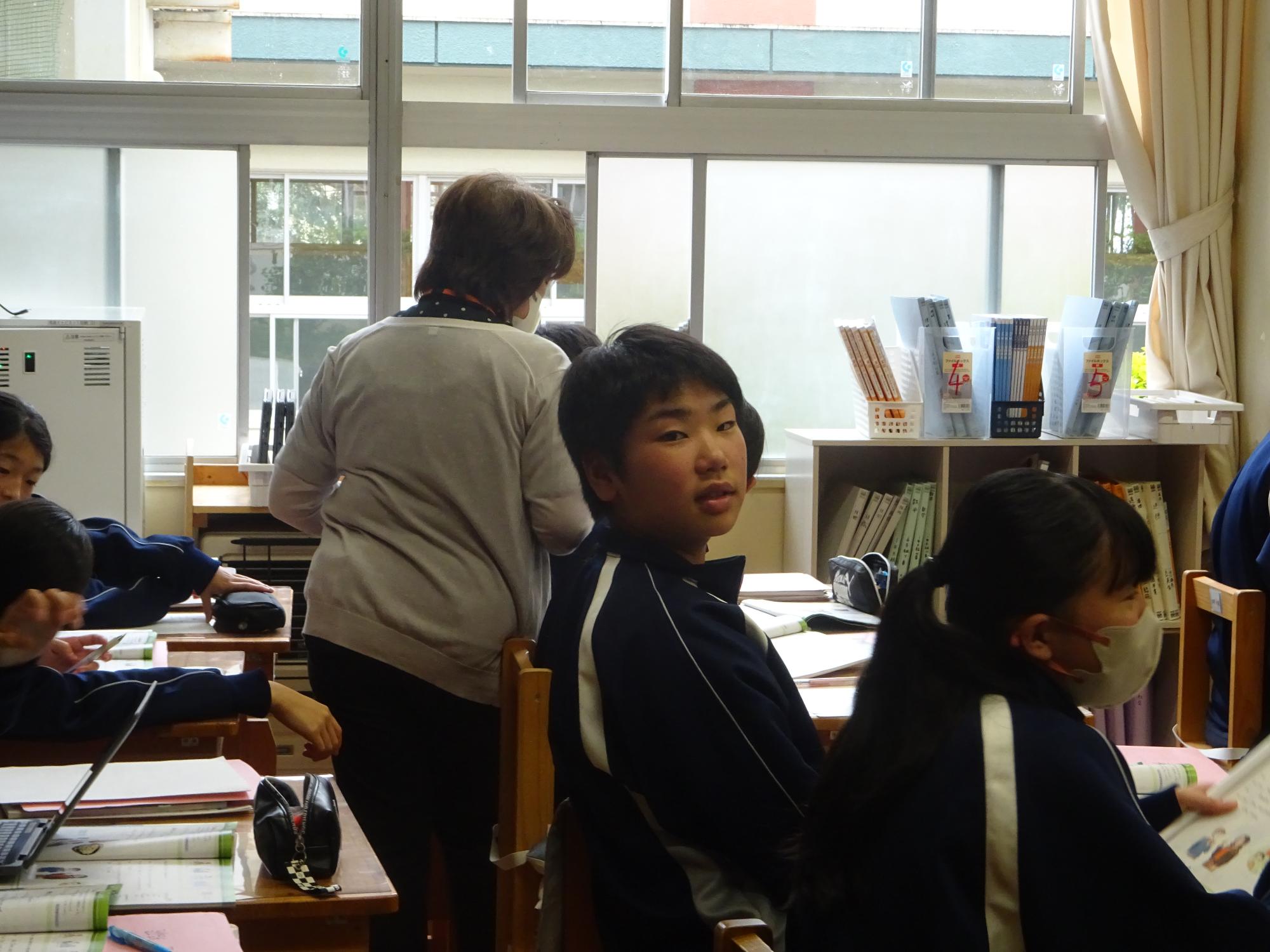 指導をして回る三人目の先生
