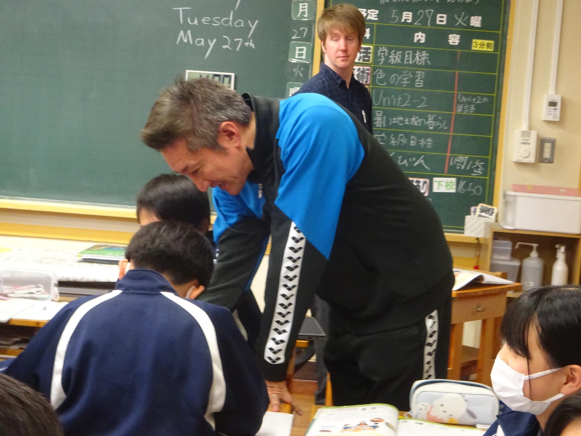 指導をして回る一人目の先生の後ろに四人目